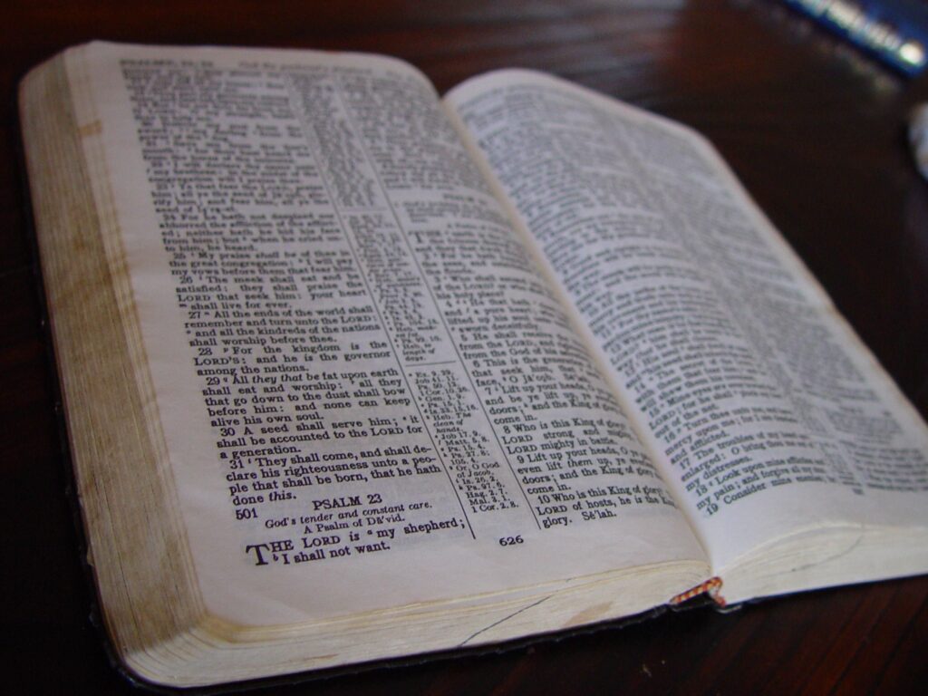 libro-bibbia-lettura-dio