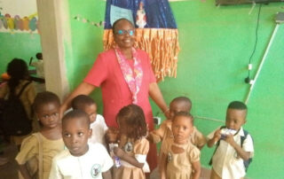 I bambini della scuola S. Michel Cotonou e suor Helen