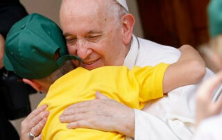 Il Papa abbraccia un bambino