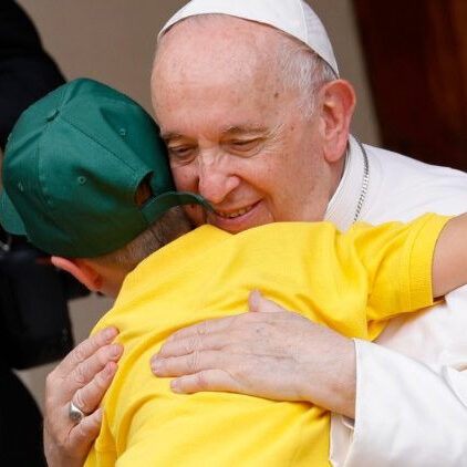 Il Papa a Sanremo sui bambini e le guerre | E’ ora che si cambi musica