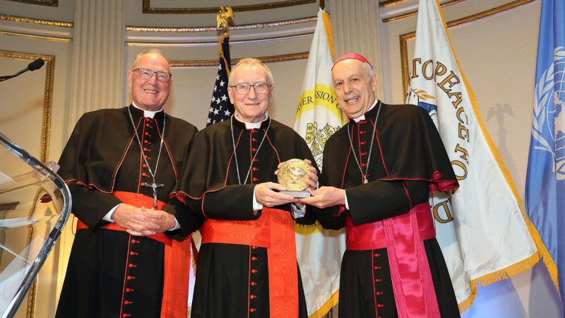 Al cardinal Parolin un premio per la pace