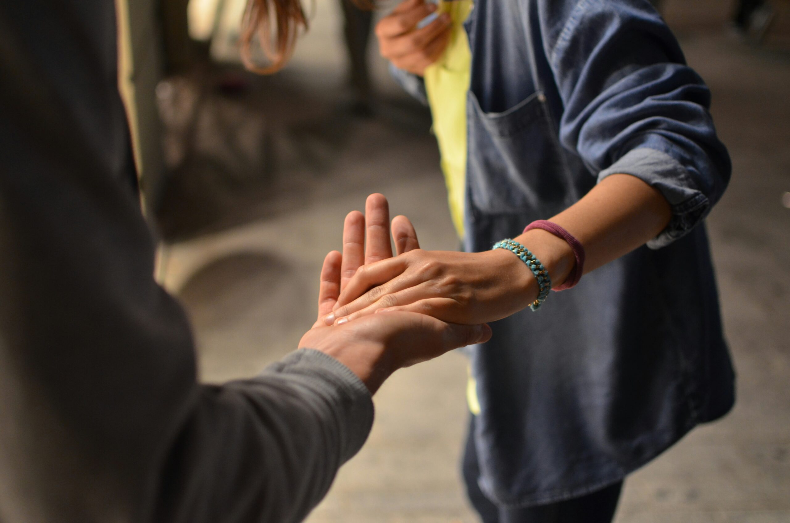 Uomo e donna che si tengono per mano