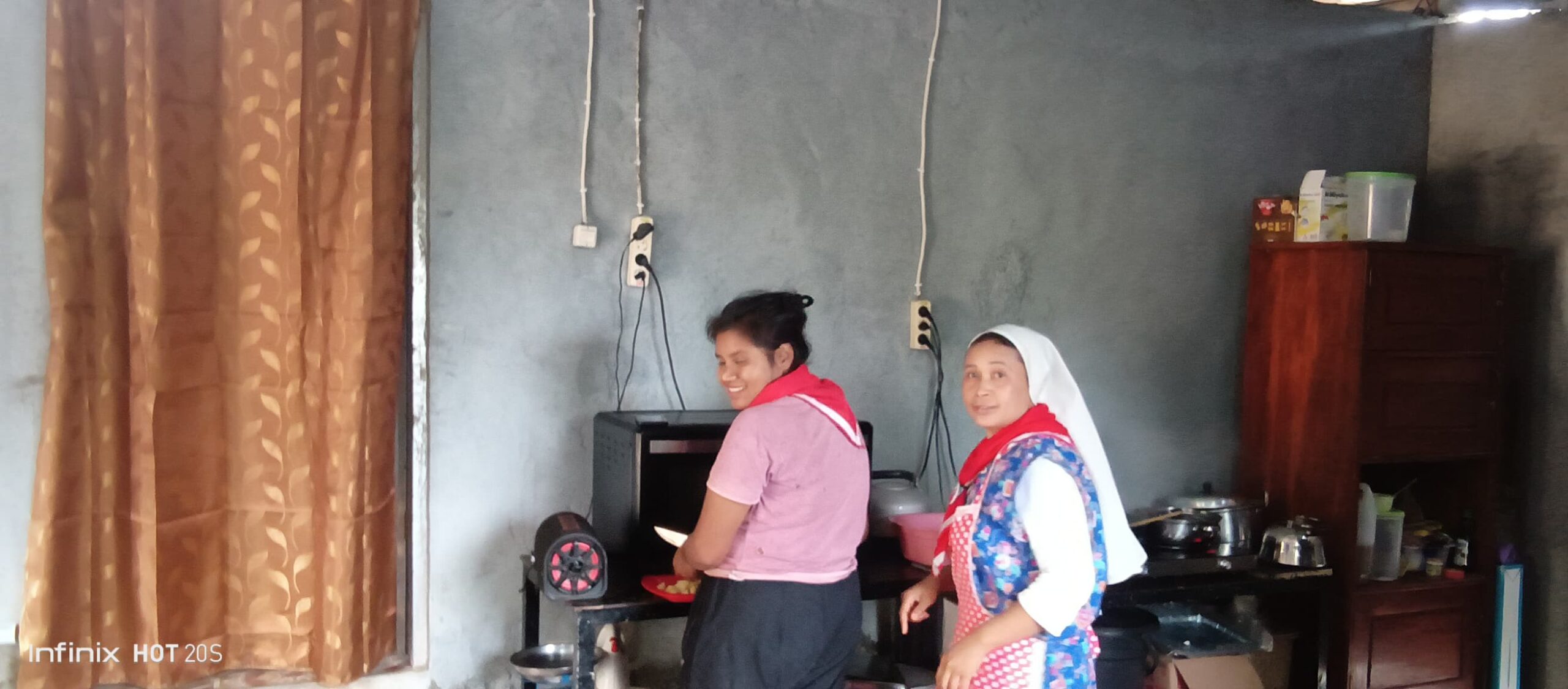 2025_luglio_8_cucina_operam_pellegrini_suor_ansila_spazio_spadoni_opere_misericordia_volontari