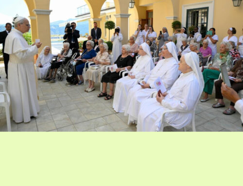 Papa Leone fa visita agli anziani di una Casa di Riposo