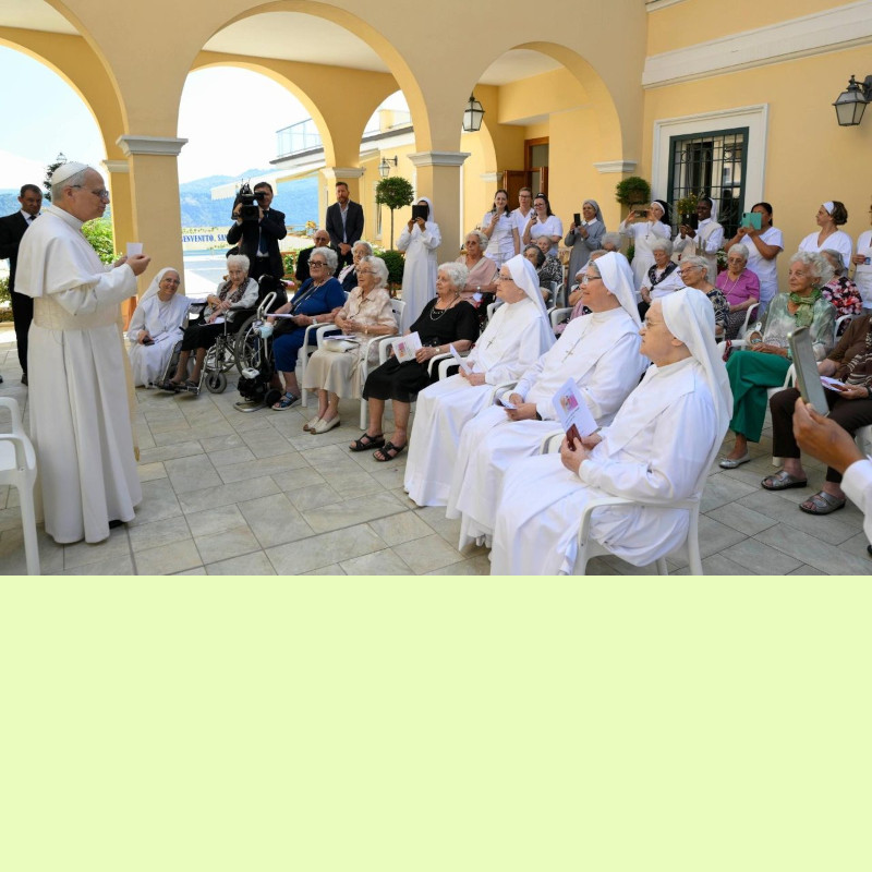 Papa Leone fa visita agli anziani di una Casa di Riposo
