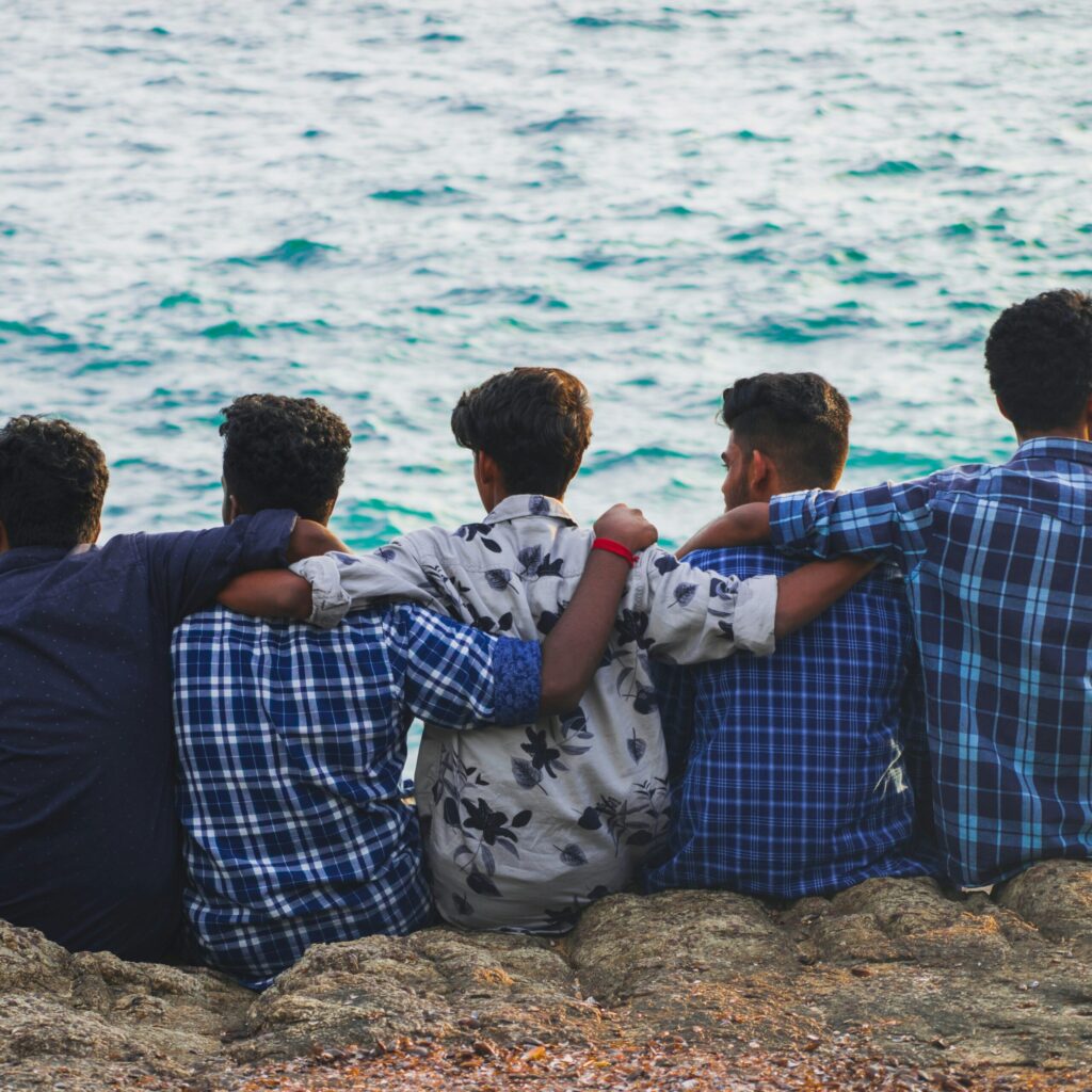 Ragazzi abbaracciati al mare
