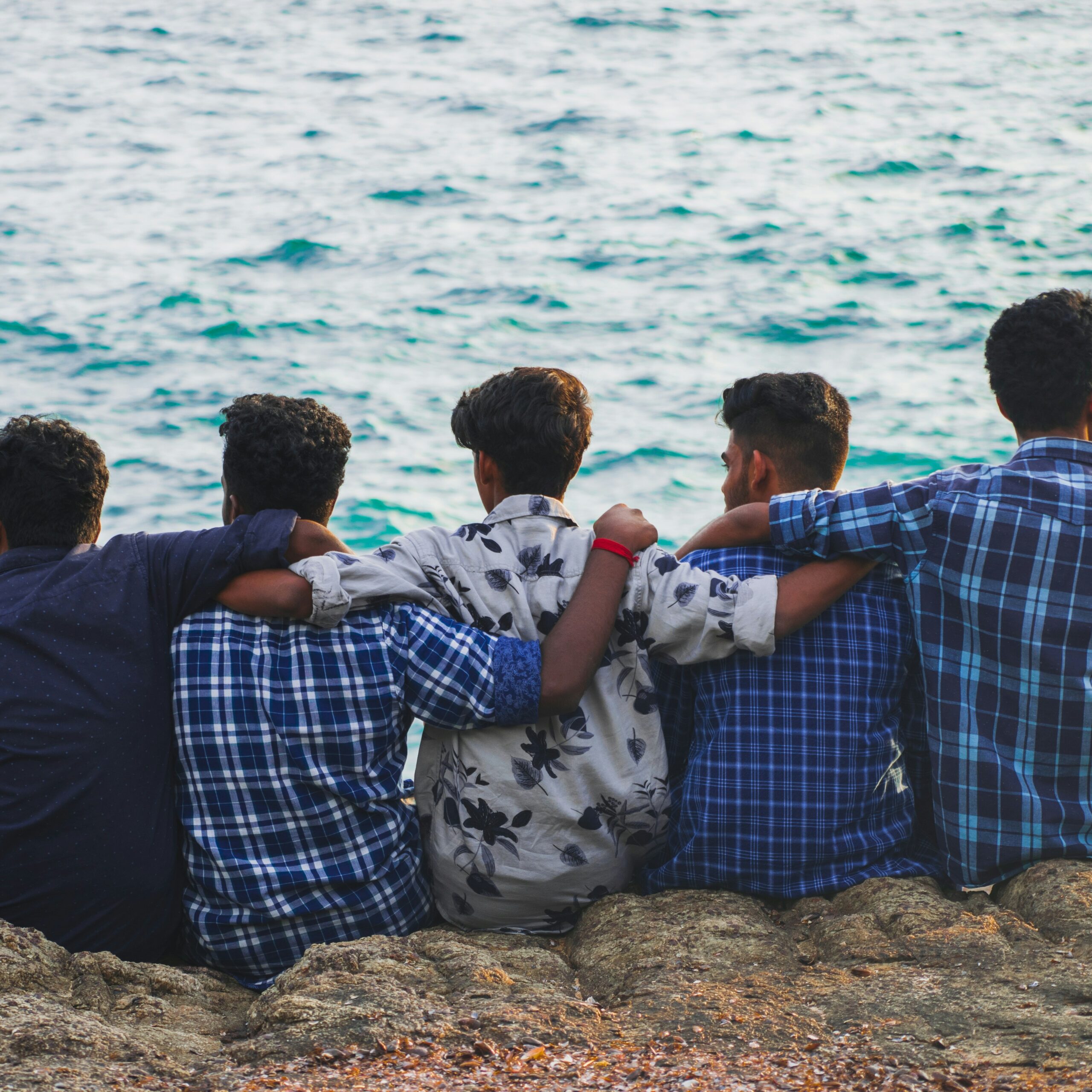 Ragazzi abbaracciati al mare