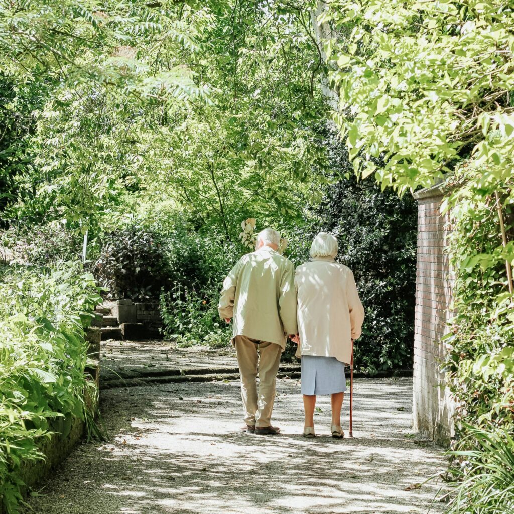 Due anziani che camminano - Foto di Micheile Henderson su Unsplash
