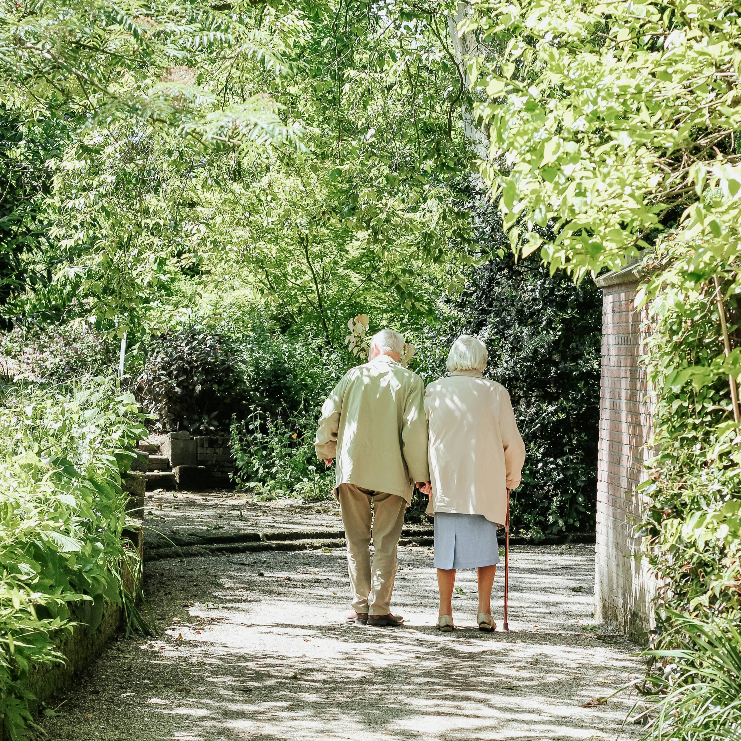 Due anziani che camminano - Foto di Micheile Henderson su Unsplash