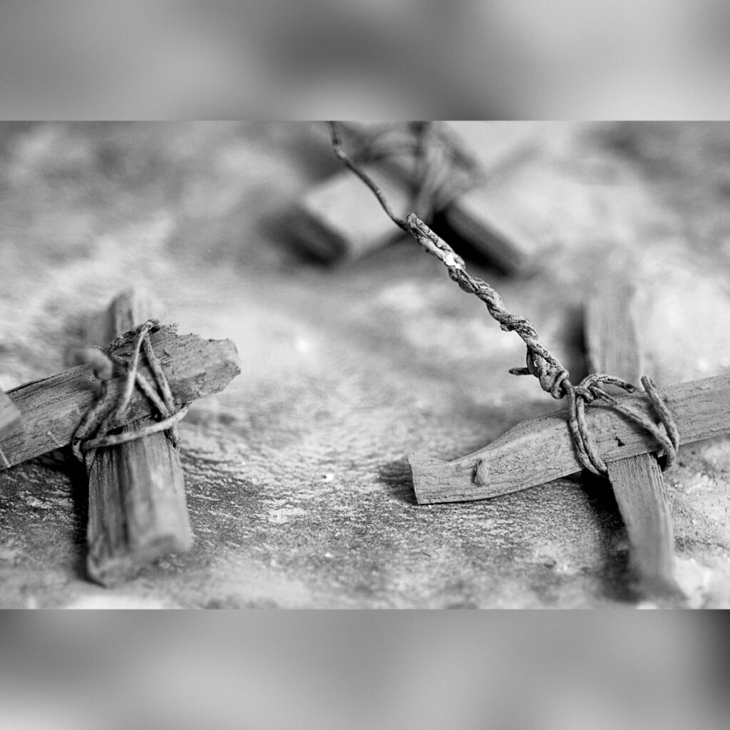 Foto in bianco e in nero di due croci di legno