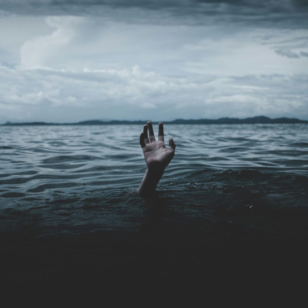 Persona che annega sott'acqua