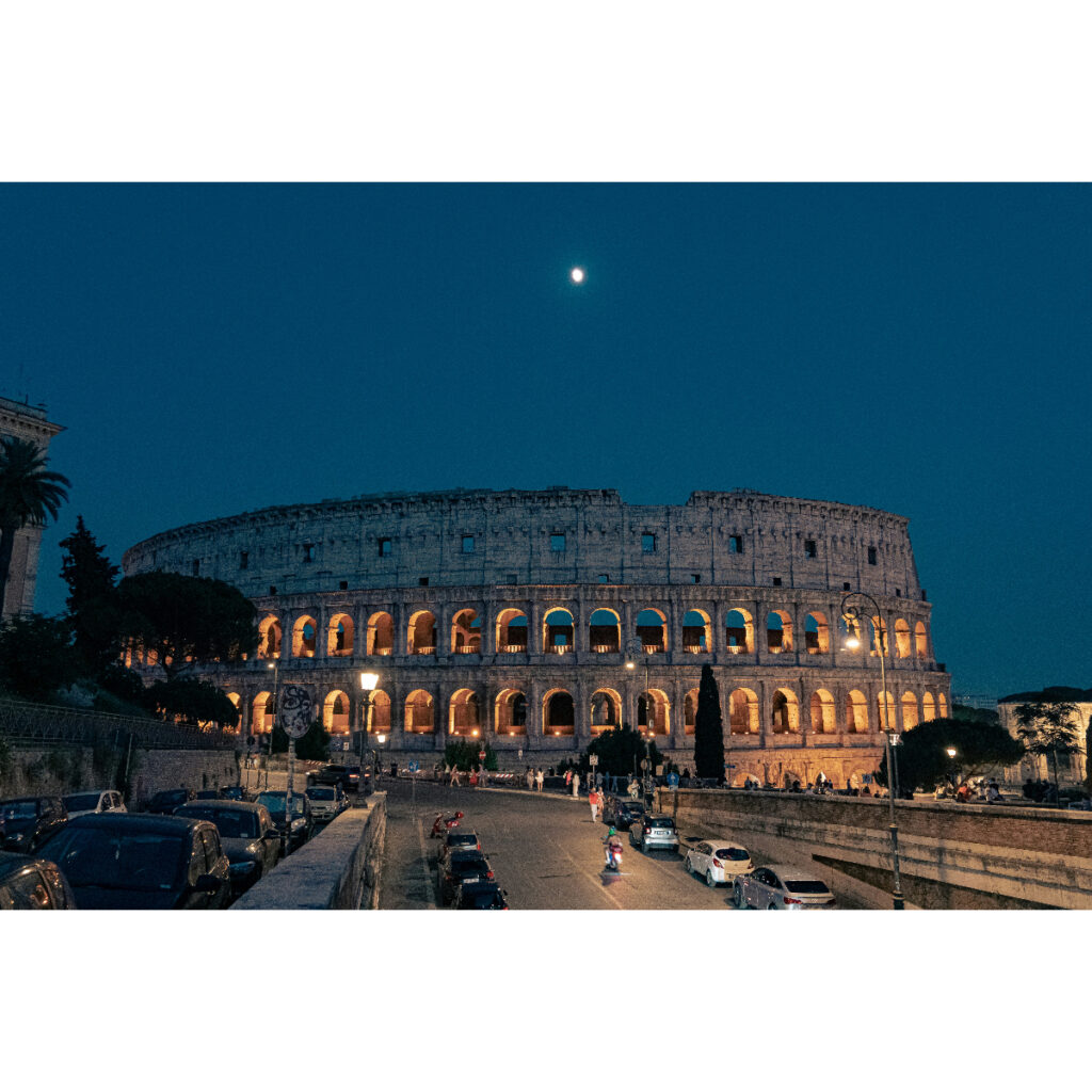 Veduta notturna della colossione a Roma