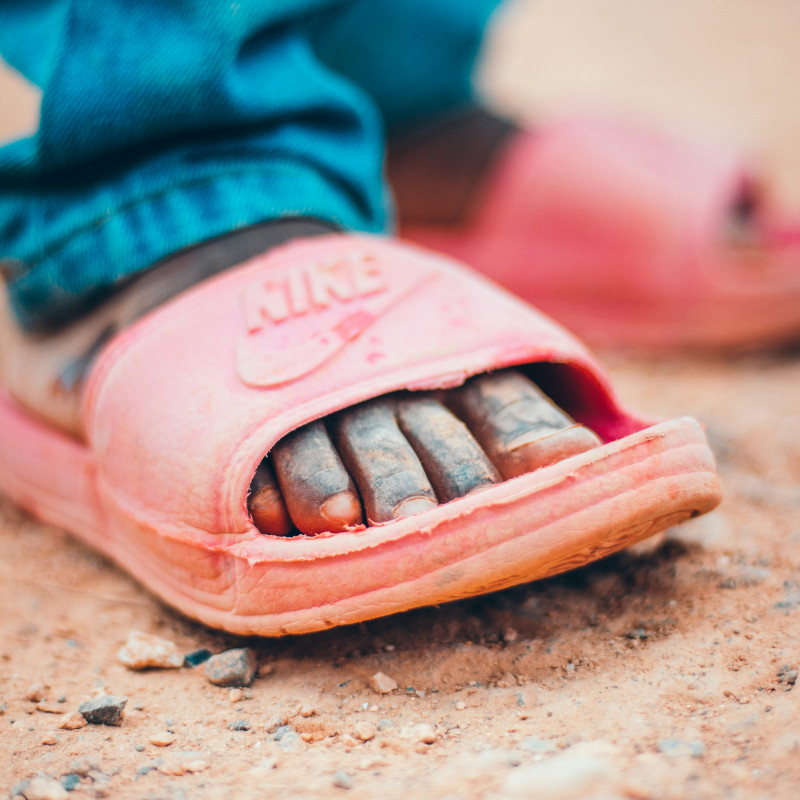 Migranti, camminatori del mondo. Per loro, un paio di scarpe nuove