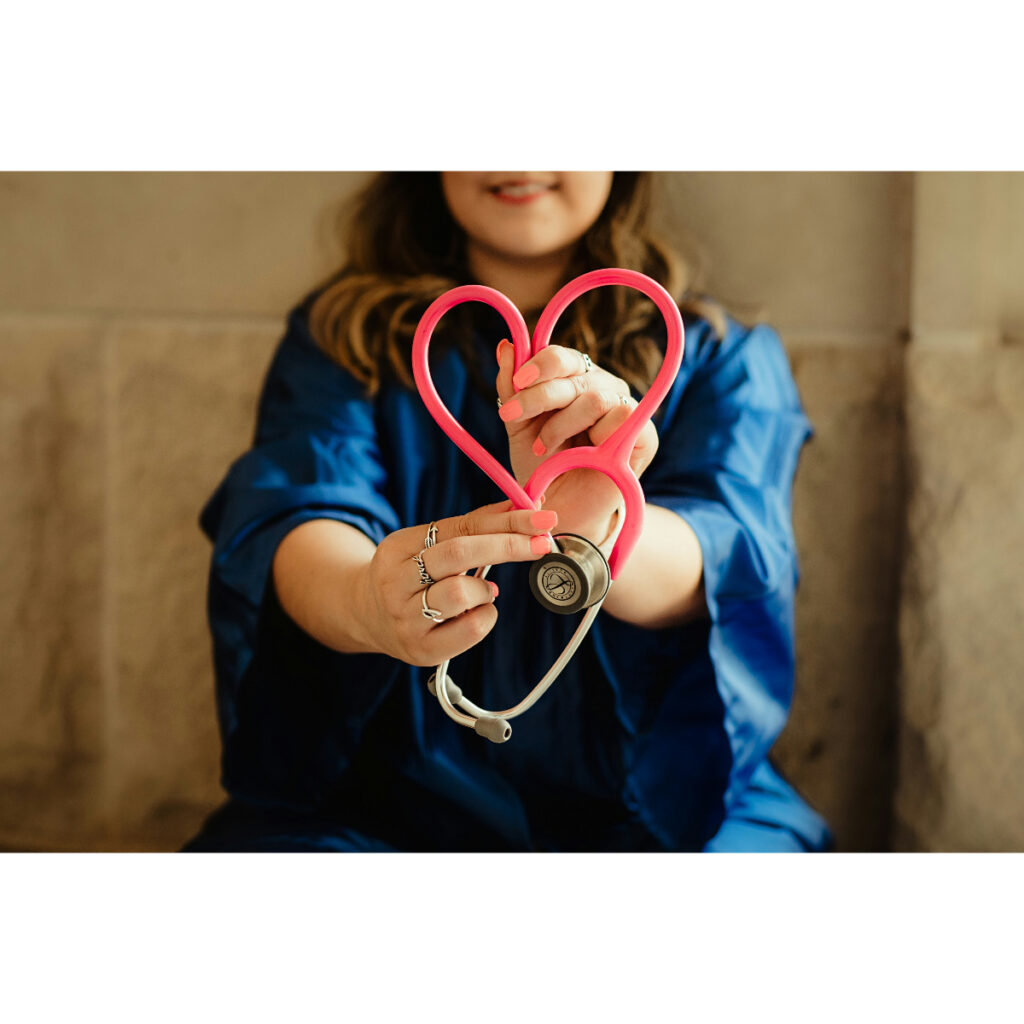 ragazza-in-giacca-blu-che-tiene-lanello-rosso-e-dargento_Foto di Patty-Brito su Unsplash
