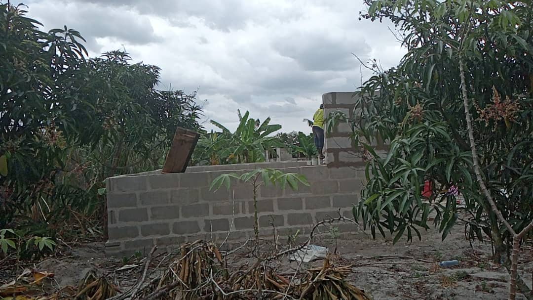 2025_settembre_3_suor_milia_tanzania_inizio_lavori_pollaio_impresa_sociale_progetto_hic_sum_spazio_spadoni (3)