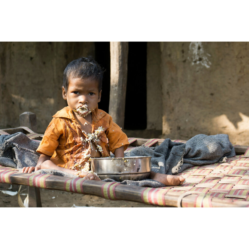 Bambino affamato mangia dalla sua ciotola_Foto di Wietse Jongsma su Unsplash