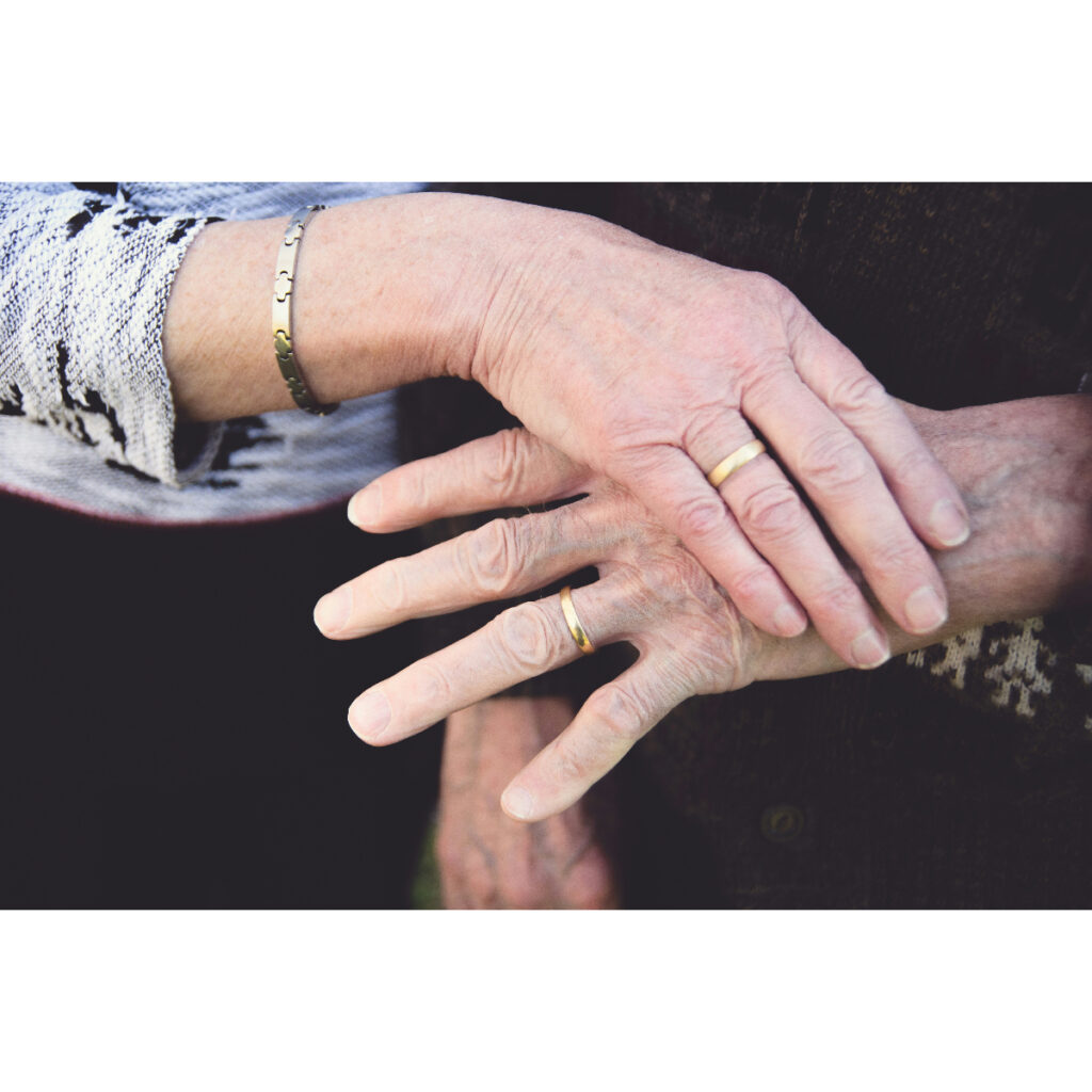 Mani che si incrociano_Foto di Amanda Belec su Unsplash
