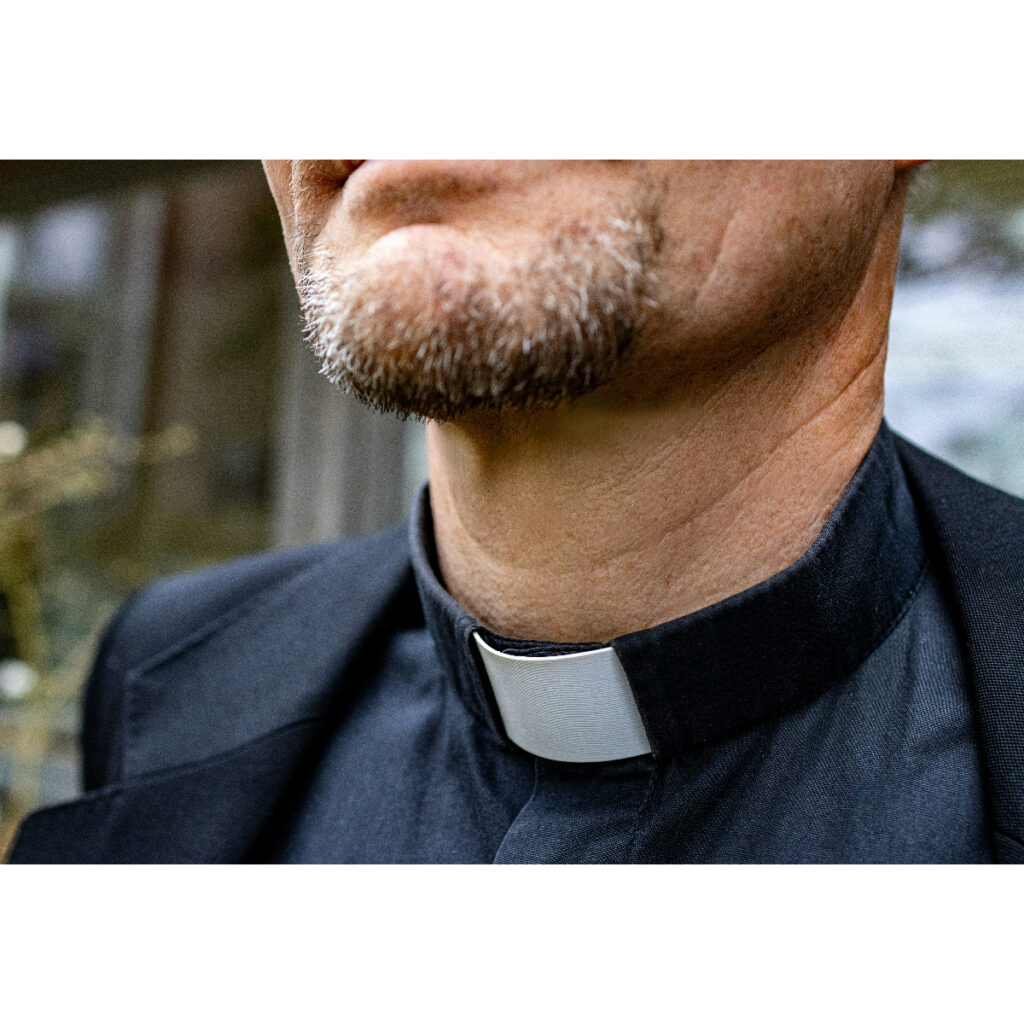 Marek Studzinski_Primo piano colletto sacerdote_unsplash.com