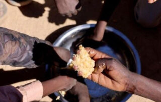 dar-da-mangiare-affamati_opere-misericordia_Sudan