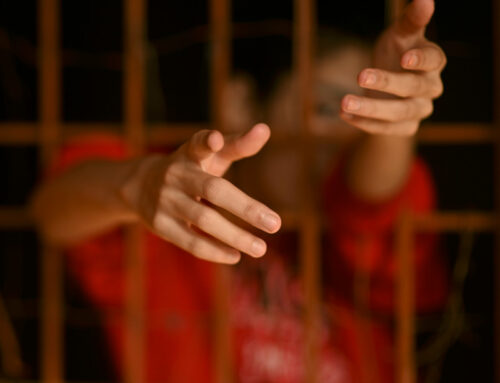 L’opera di misericordia dietro le sbarre | Suor Rita Giaretta e l’abbraccio alle detenute