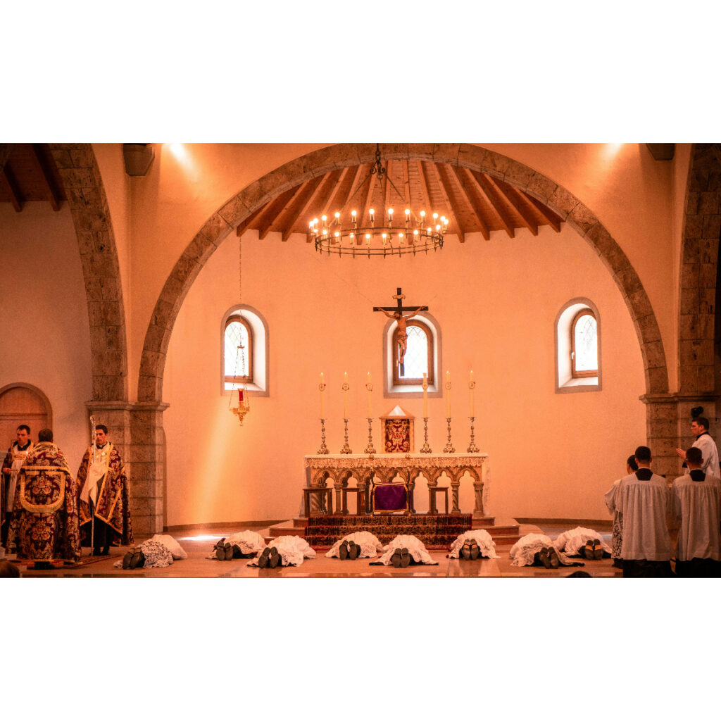 Sacerdoti stesi davanti all'altare