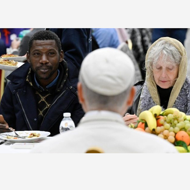 papa-poveri-dar-da-mangiare-affamati