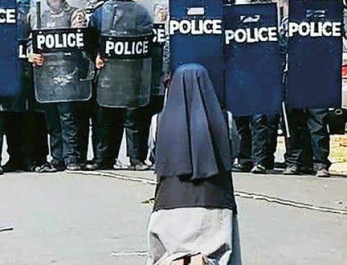 Inginocchiarsi per dire no a tutte le guerre