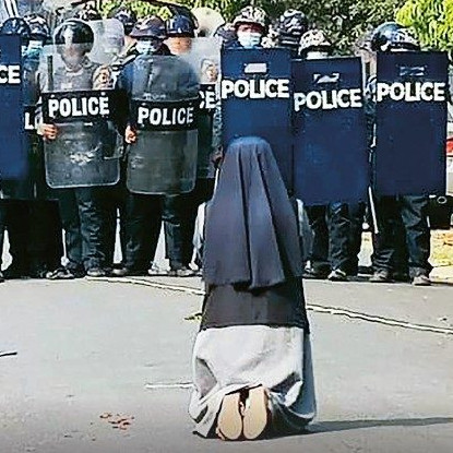 Inginocchiarsi per dire no a tutte le guerre