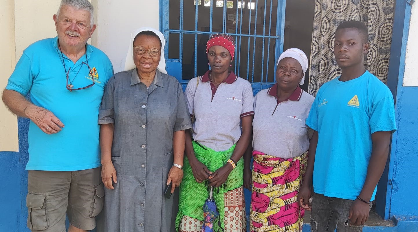 Apostolato a Kavimvira con suor Jacqueline e la comunità locale