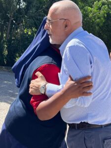 13 ottobre 2023 sr maria con i volontari e ingresso in misericordia valledolmo hicsum42 suore discepole del redentore 10 225x300