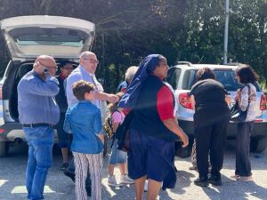 13 ottobre 2023 sr maria con i volontari e ingresso in misericordia valledolmo hicsum42 suore discepole del redentore 11 300x225