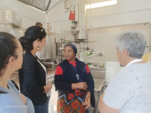 13 ottobre 2023 sr maria con i volontari e ingresso in misericordia valledolmo hicsum42 suore discepole del redentore 9 300x225