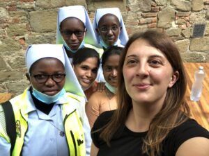 2021 agosto monte san savino arezzo progetto hic sum spazio spadoni suor alice bene mariya accoglienza 1 300x225