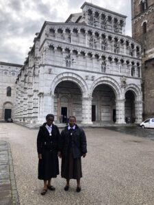 2022 aprile 21 hicsum 23 misericordia monte san giovanni campano spazio spadoni sr oliver devotha visita lucca duomo san martino Holy spirit sisters 225x300