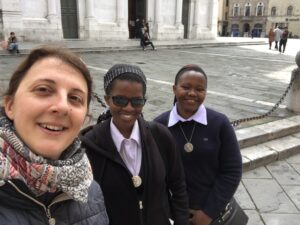 2022 aprile 21 hicsum 23 misericordia monte san giovanni campano spazio spadoni sr oliver devotha visita lucca volto santo Holy spirit sisters 20 300x225