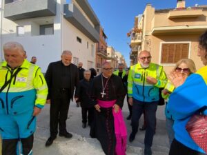 2022 aprile 22 hicsum 20 rosolini misericordia messico spazio spadoni sr angelica perla volontari foto gruppo monsignor rumeo giorgio armenia luigi vizzini nino savarino 300x225