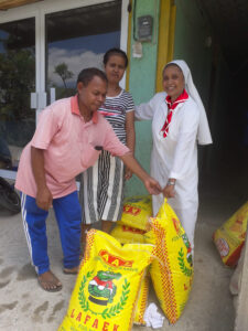 2022 dicembre 17 hicsum 33 timor leste spazio spadoni italia misericordia borgo mozzano sr ansila suore figlie san francesco preparazione sacchi riso 2 copia 225x300