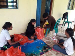 2022 dicembre 17 hicsum 33 timor leste spazio spadoni italia misericordia borgo mozzano sr ansila suore figlie san francesco preparazione sacchi riso 4 300x225