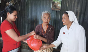 2022 dicembre 29 hicsum 33 timor leste spazio spadoni italia misericordia borgo mozzano sr ansila suore figlie san francesco consegna pacchi riso volontari 2 copia 300x179