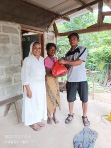 2022 dicembre 29 hicsum 33 timor leste spazio spadoni italia misericordia borgo mozzano sr ansila suore figlie san francesco consegna pacchi riso volontari 225x300
