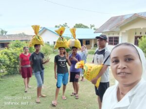 2022 dicembre 29 hicsum 33 timor leste spazio spadoni italia misericordia borgo mozzano sr ansila suore figlie san francesco consegna pacchi riso volontari 3 300x225