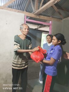 2022 dicembre 29 hicsum 33 timor leste spazio spadoni italia misericordia borgo mozzano sr ansila suore figlie san francesco consegna pacchi riso volontari 4 225x300