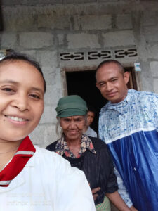 2022 dicembre 29 hicsum 33 timor leste spazio spadoni italia misericordia borgo mozzano sr ansila suore figlie san francesco consegna pacchi riso volontari 5 copia 225x300