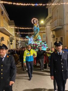 2022 dicembre 8 hicsum 20 rosolini misericordia spazio spadoni sr angelica perla processione 2 225x300