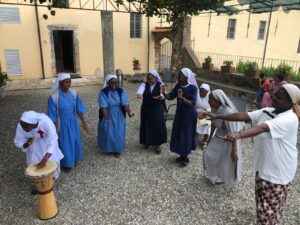 2022 giugno 6 9 hicsum 27 italia san cerbone spazio spadoni sr joan sisters of st joseph formazione canti balli 300x225