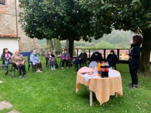 2022 hicsum 18 19 spazio spadoni misericordia borgo mozzano sr angele marie marguerite dominicaines missionnaires familles saluto partenza 300x225