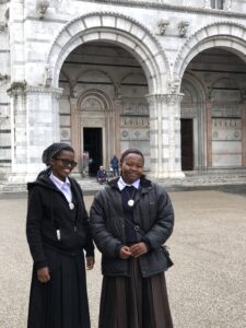 2022 hicsum 22 italia tanzania spazio spadoni misericordia roccasecca sr devotha visita lucca 225x300