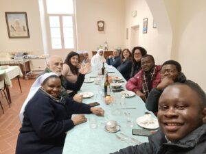 2022 hicsum 26 uganda italia misericordia canosa puglia spazio spadoni sr christine sisters of our lady consuel formazione suore pranzo 300x225