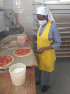 2022 hicsum 28 italia rwanda spazio spadoni misericordia stiava sr agnes formazione pane pizza 2 225x300