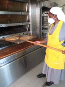 2022 hicsum 28 italia rwanda spazio spadoni misericordia stiava sr agnes formazione pane pizza 225x300